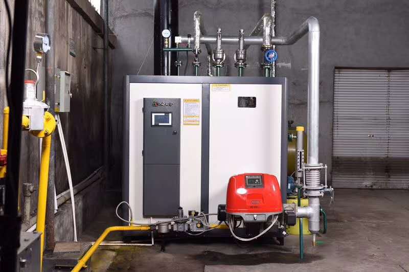 使该冷却设备与蒸气室(11、31)传热耦合;以及相变材料(19)