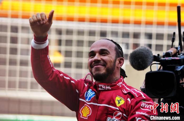 汉密尔顿夺得冲刺赛冠军，皮亚斯特里拿下正赛