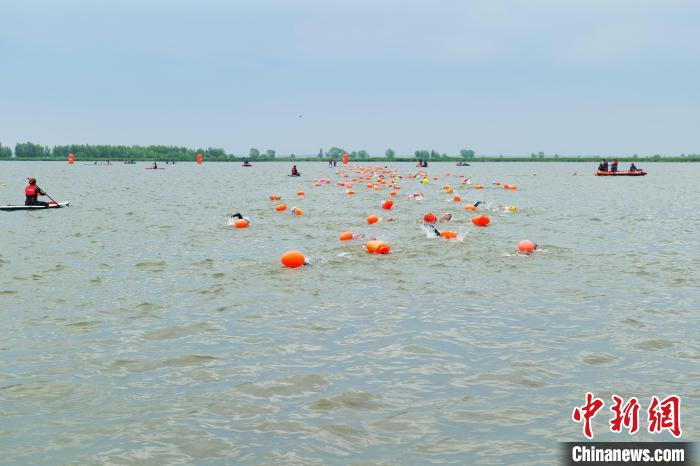 查干湖湿地铁人三项赛事开赛 400余名选手角逐自