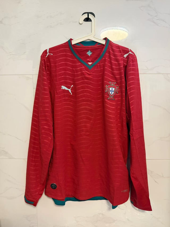 C罗主场球衣亮相2026世界杯葡萄牙队战袍设计引热