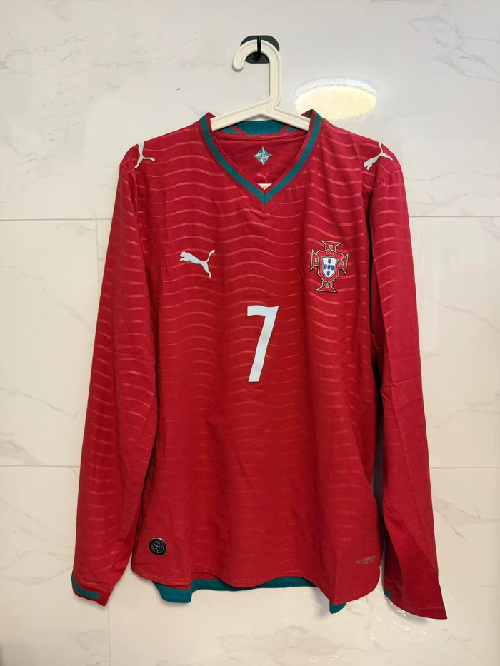 C罗主场球衣亮相2026世界杯葡萄牙队战袍设计引热