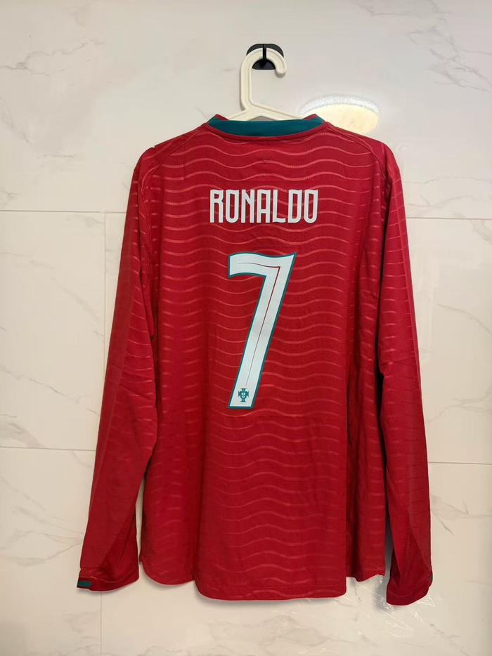 C罗主场球衣亮相2026世界杯葡萄牙队战袍设计引热