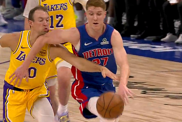 肯纳德遭赫尔特重击下巴出血 湖人末节关键战局