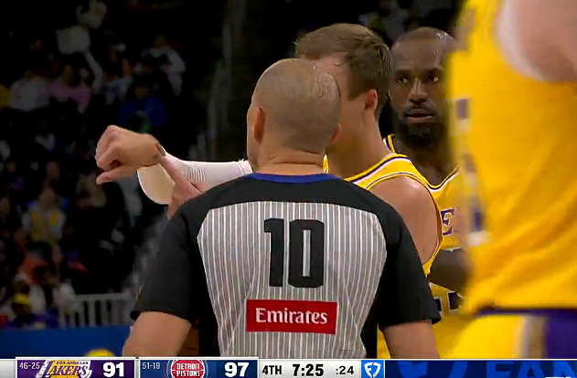 肯纳德遭赫尔特重击下巴出血 湖人末节关键战局